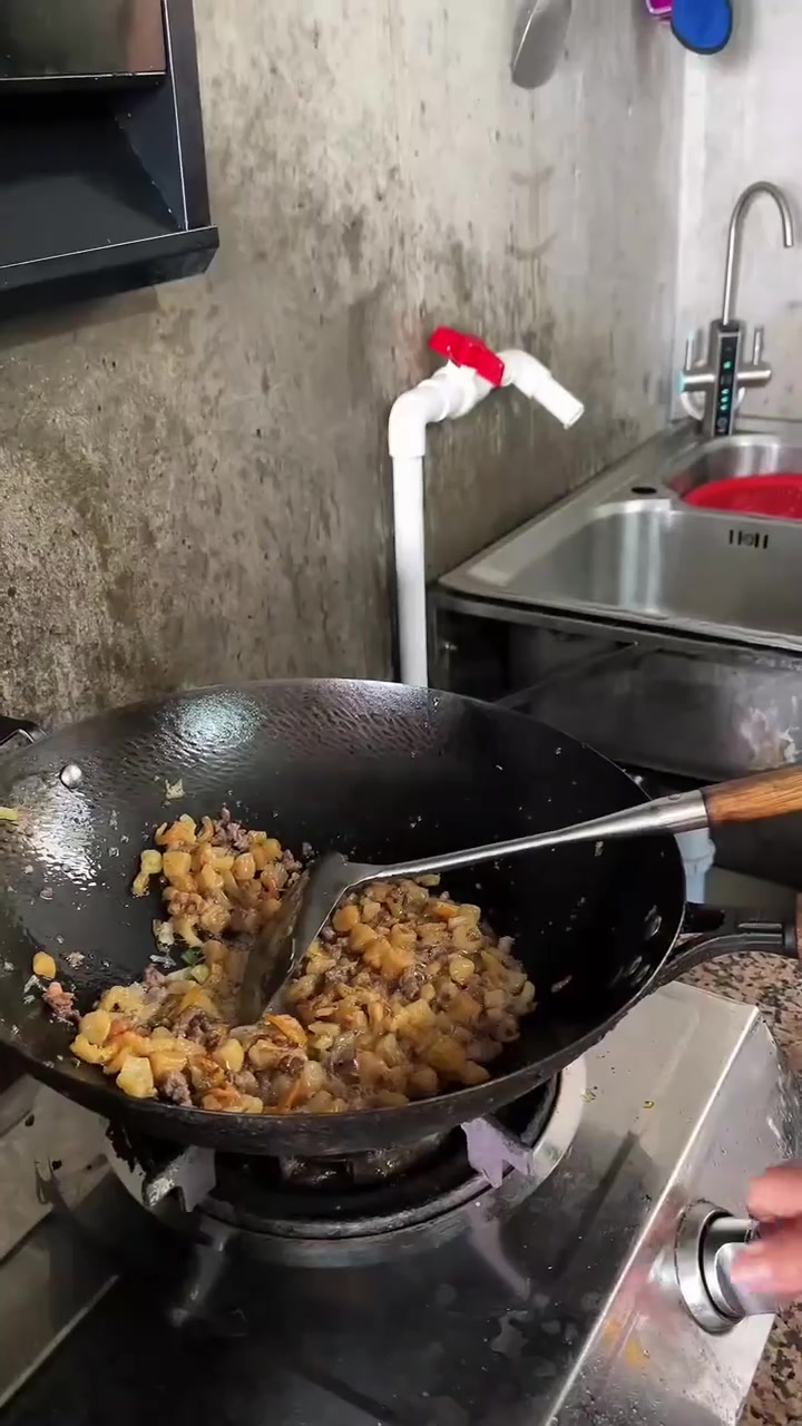 一碗瑶柱虾米瘦肉粥，藏着大海的鲜与家的暖。小火慢熬，把平凡日子熬出温柔，天冷就喝这碗