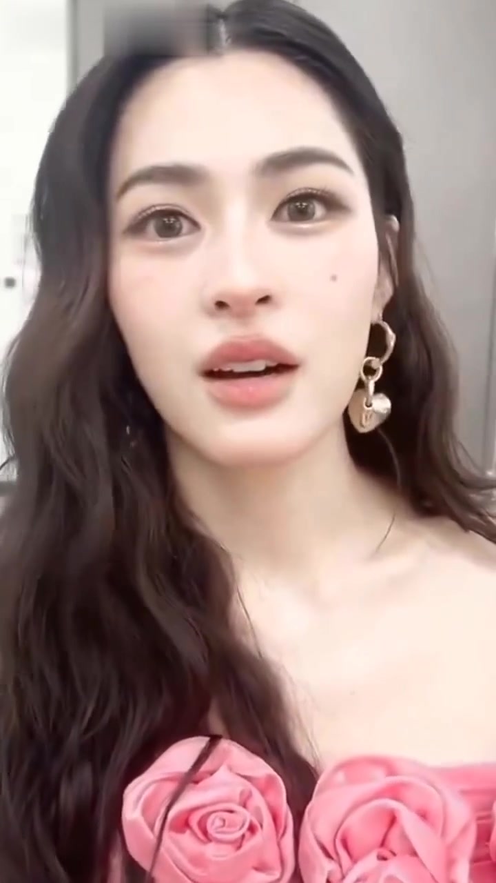 Ling.邝,你手里拿的是奶茶吗?