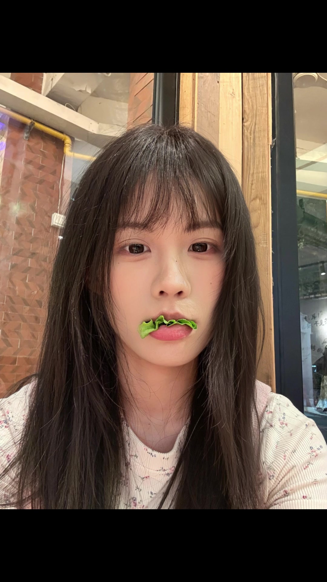闺蜜 来活啦!下次和朋友吃烤肉就这样拍!头像感直出超级简单#网感自拍 #氛围感拍照 #拍照
