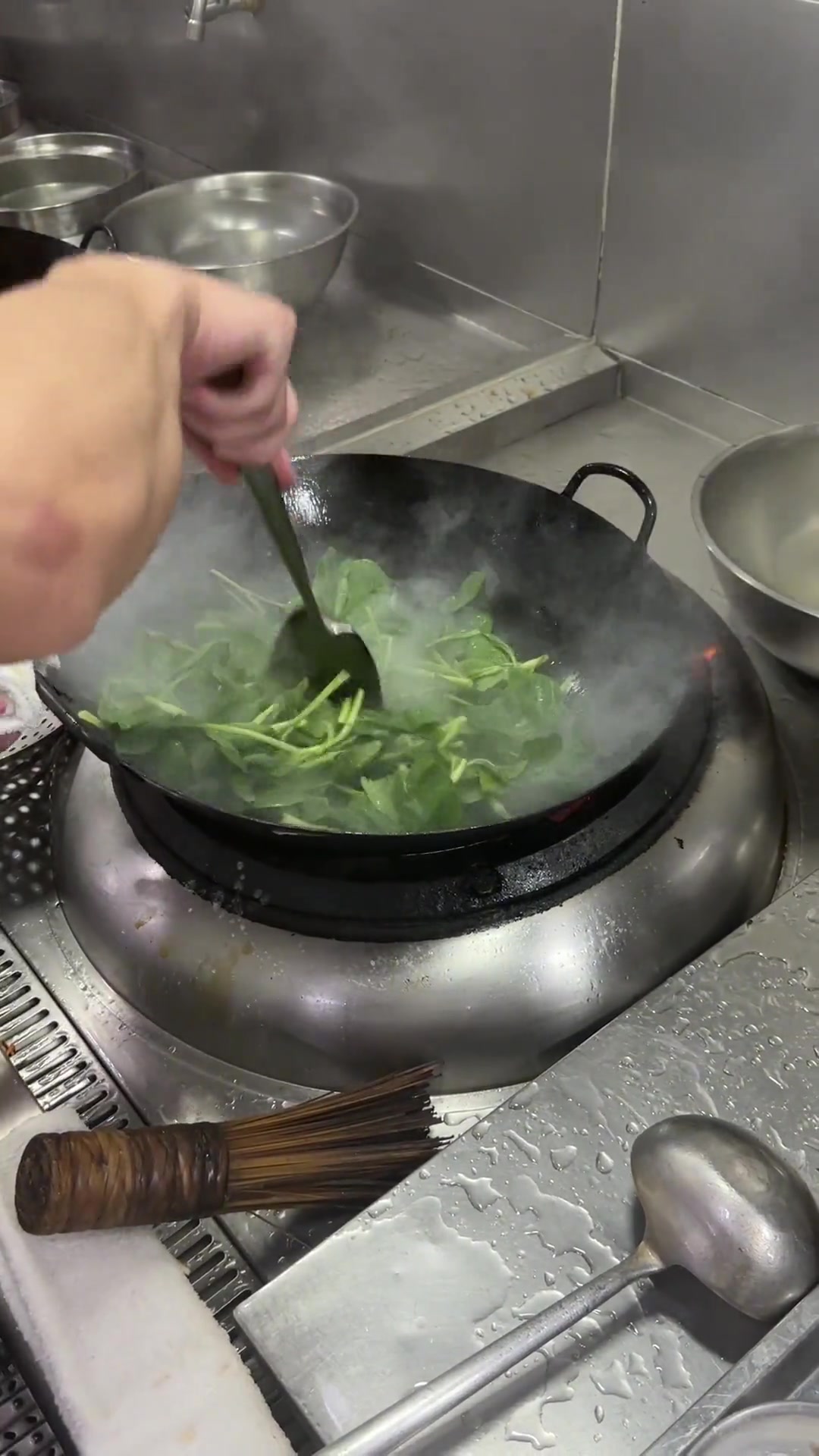 看粤菜师傅教你怎么炒青菜，这个颠勺你学废了吗