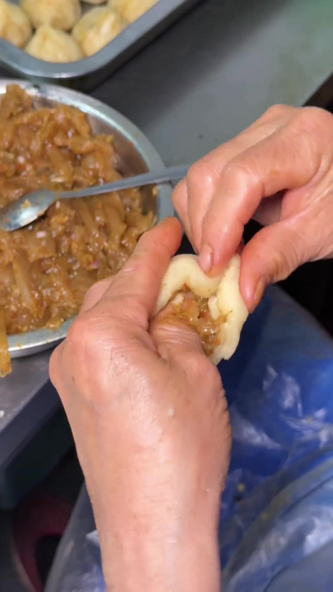 石家庄路边不起眼棋子烧饼，猪肉黑芝麻馅好吃，近可尝