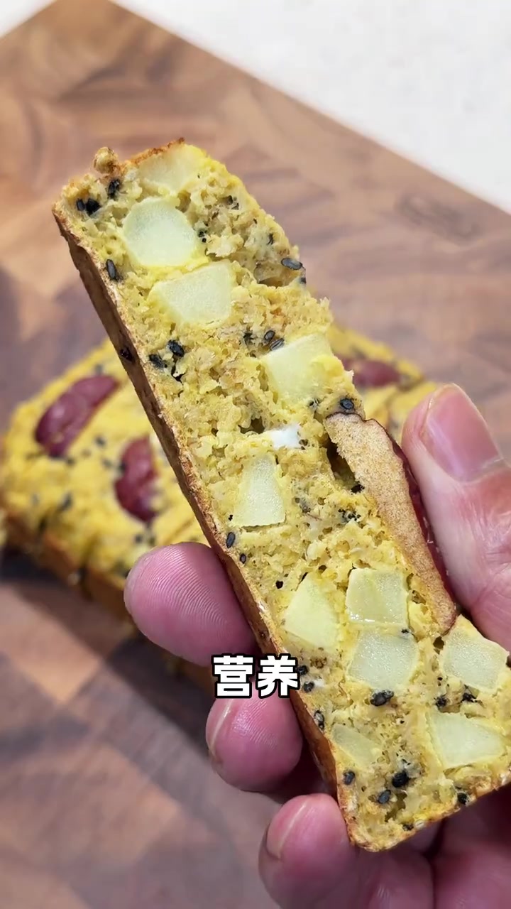 苹果和燕麦搭配居然这么好吃,用微波炉8分钟做好,焦香酥脆,香甜松软,做法简单又好吃!#早餐