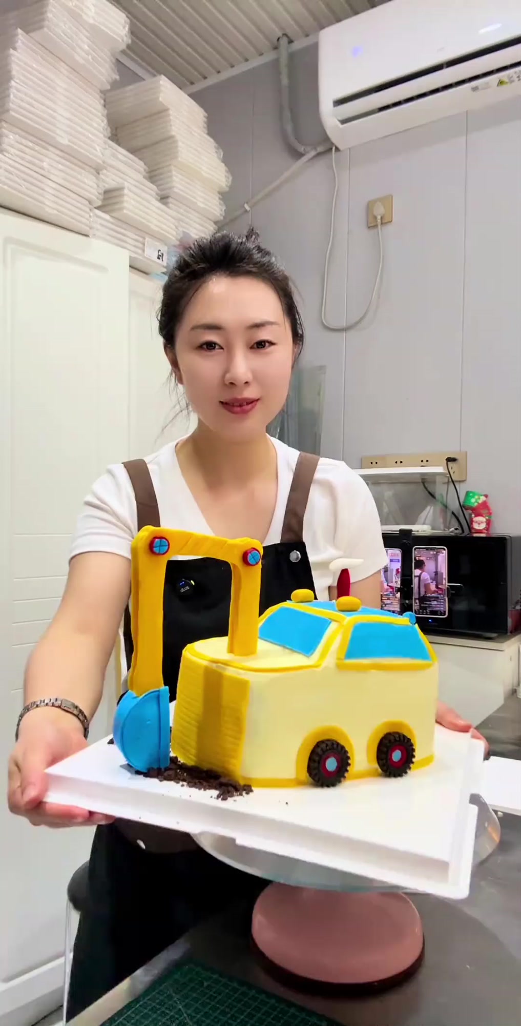 分享挖掘机小汽车蛋糕制作，配件不足，裱花师巧手制作