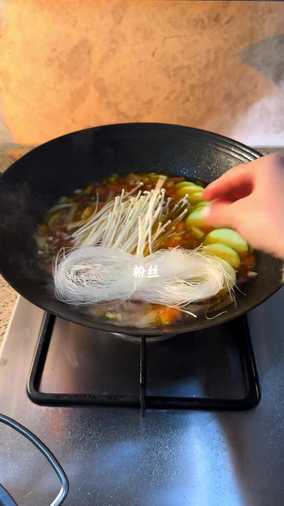 独居女生晚餐：番茄肥牛煲配生拌菜 甜糯奶酪夹治愈疲惫