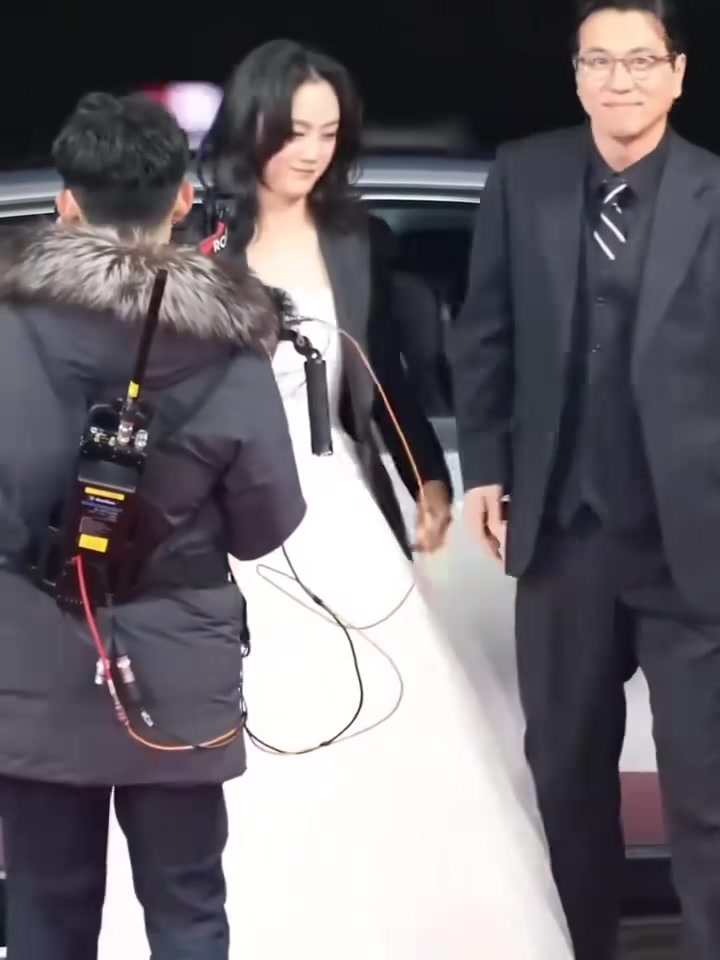 汤唯跟金泰勇在青龙奖红毯上的一幕诠释了什么叫“妻子的美貌，丈夫的荣耀”！