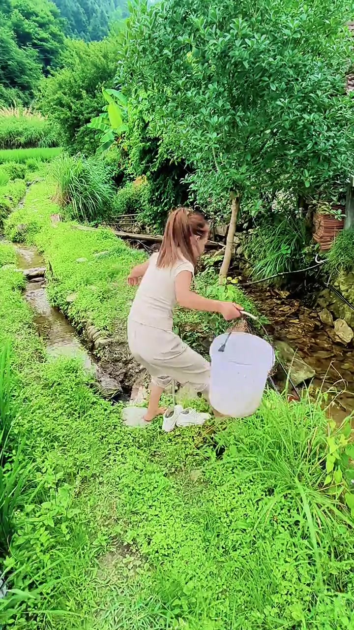 乡村,满眼都是清新的绿色,平淡安静且治愈,在下小溪里摸鱼捉虾,其实小时候的快乐很简单,小溪