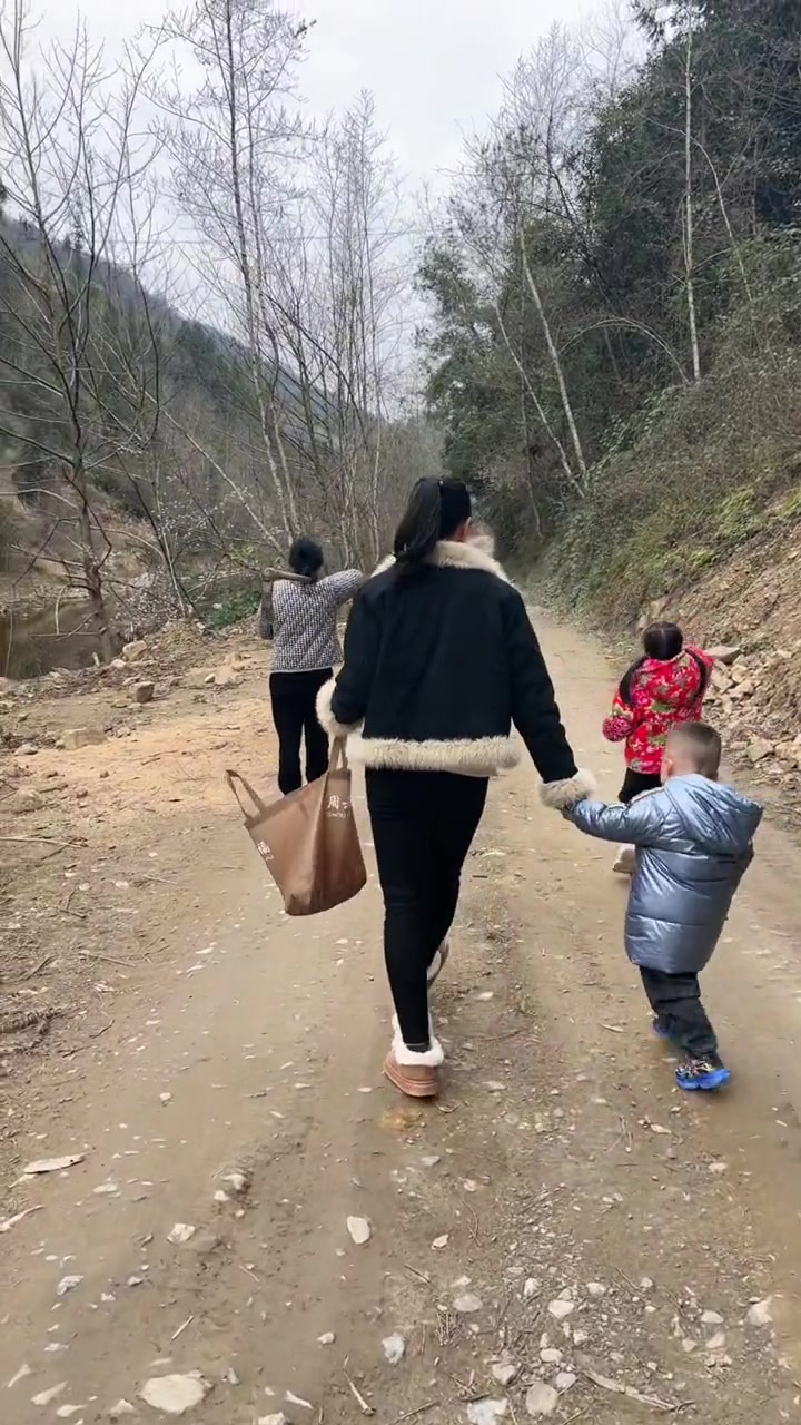 周末回老家啦,还是老家空气好,出来挖点折耳根。刚来四川的时候真的吃不来这个东西,福建都是熬