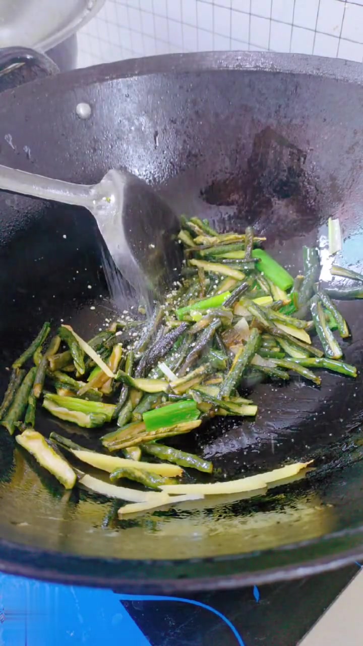 家常小炒：素炒黄瓜干