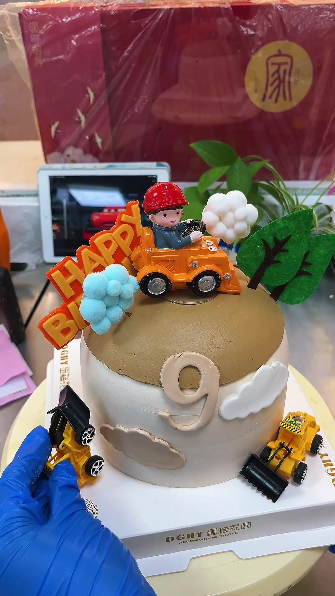 小小工程师准备好了吗？我们出发工程车男宝生日动物奶油蛋糕