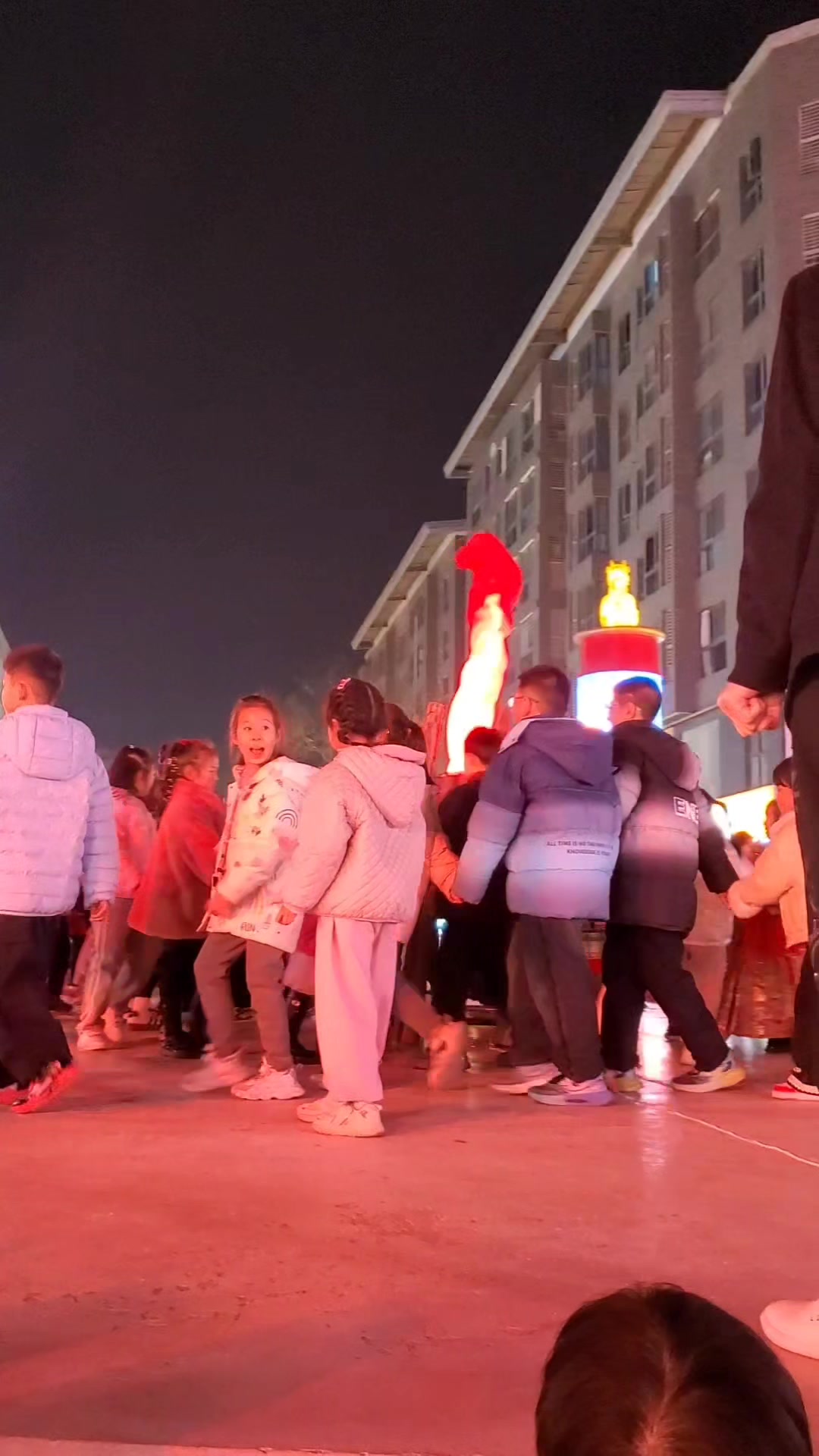 春节假期的西安皇城里民乐园,篝火晚会把文化活动推向高潮