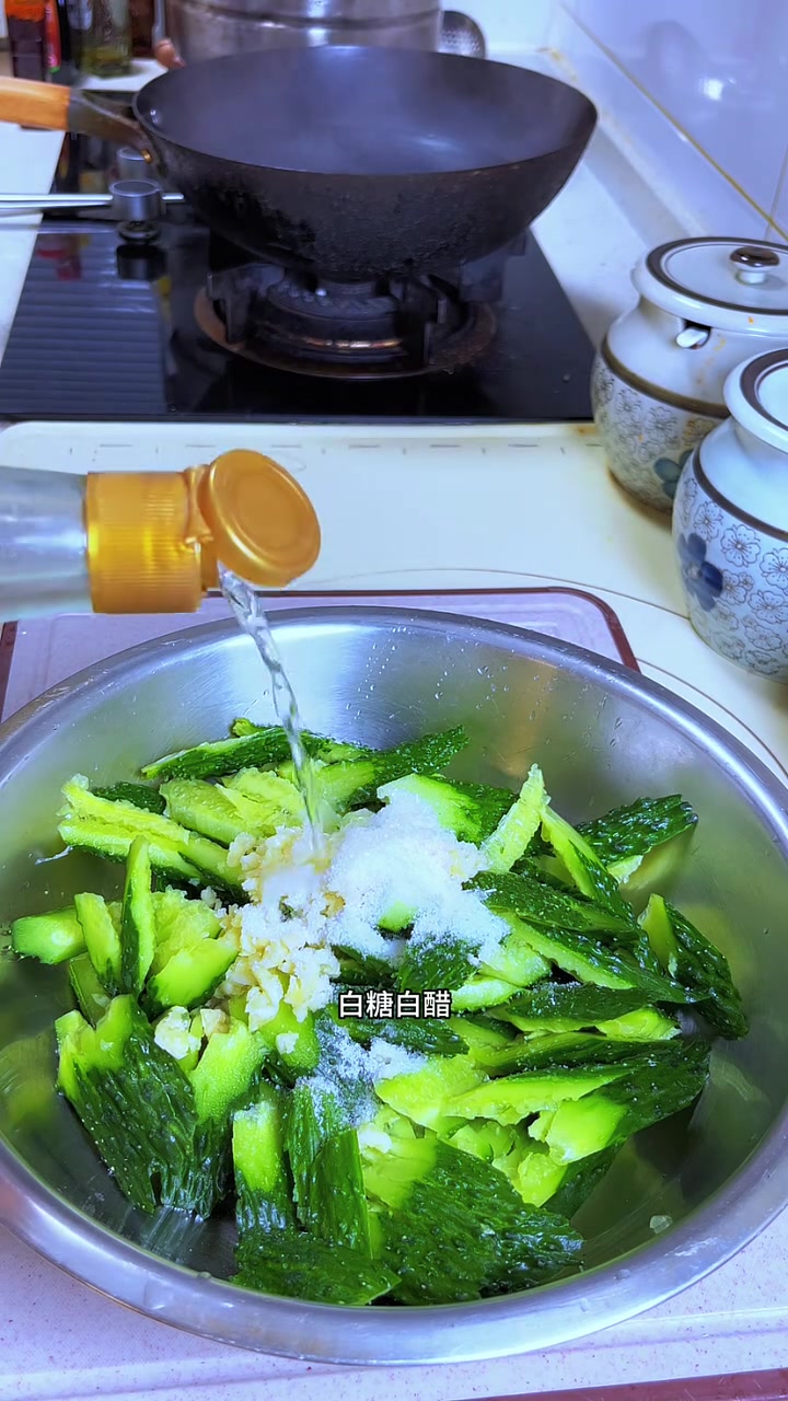 年夜饭第五道菜凉拌黄瓜，餐桌别全是大鱼大肉，简单酸辣超好吃