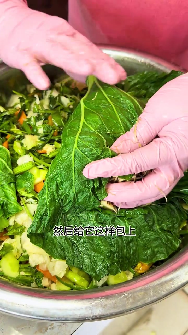 家人们,我今天做一个酱缸这个芹菜根,你们有没有喜欢吃芹菜根的?这样做味道绝了,嘎嘎的