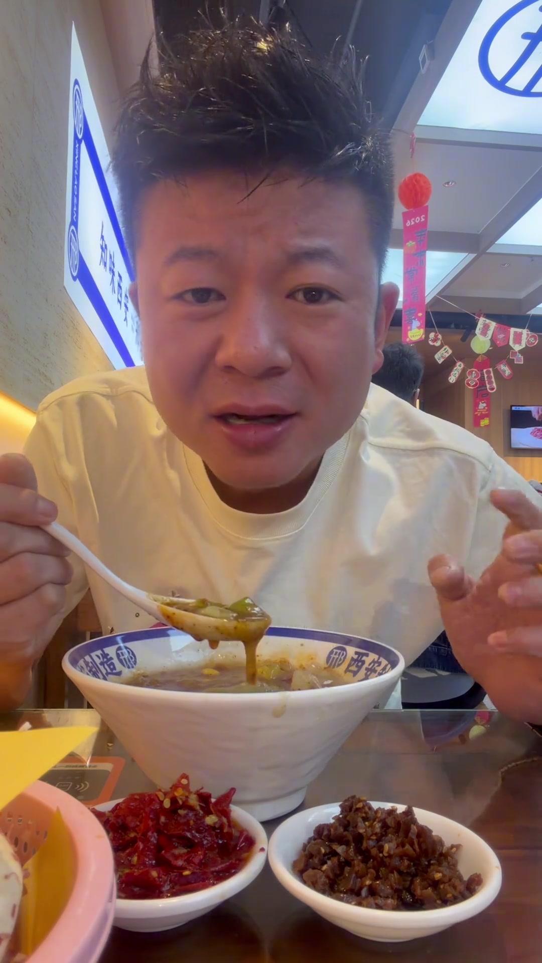 西安美食,肉丸胡辣汤配腊牛肉夹馍