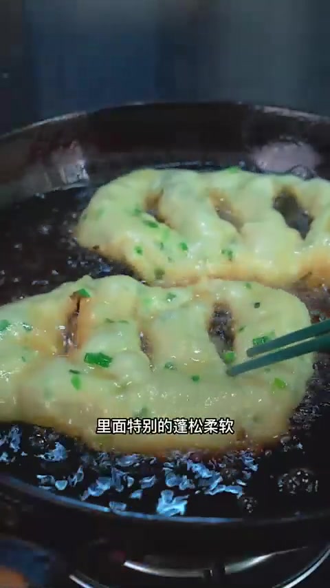 面粉别只做馒头包子，葱油饼做法简单酥脆，比早餐店好吃