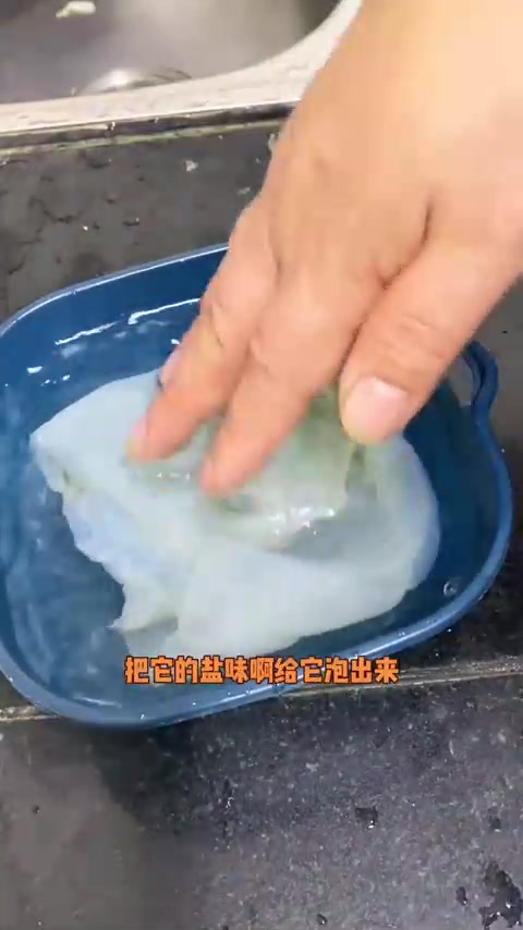 海阳人年夜饭餐桌上必备一道小凉菜，白菜心拌海蜇皮下酒又下饭