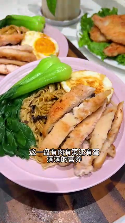 早餐5元鸡胸肉做水嫩鸡排，鲜嫩爆汁，配葱油拌面，有肉有菜有蛋