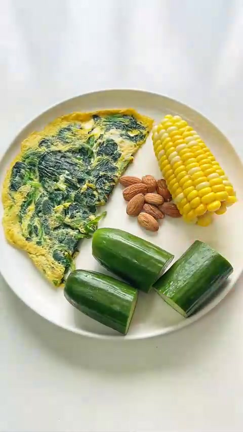 小糖人早餐打卡：玉米+菠菜鸡蛋饼+坚果+小黄瓜+驼奶