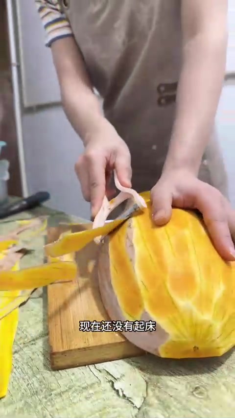 江西顾客来到店里买了好多蛋糕，出门吃了一块又回来要2斤