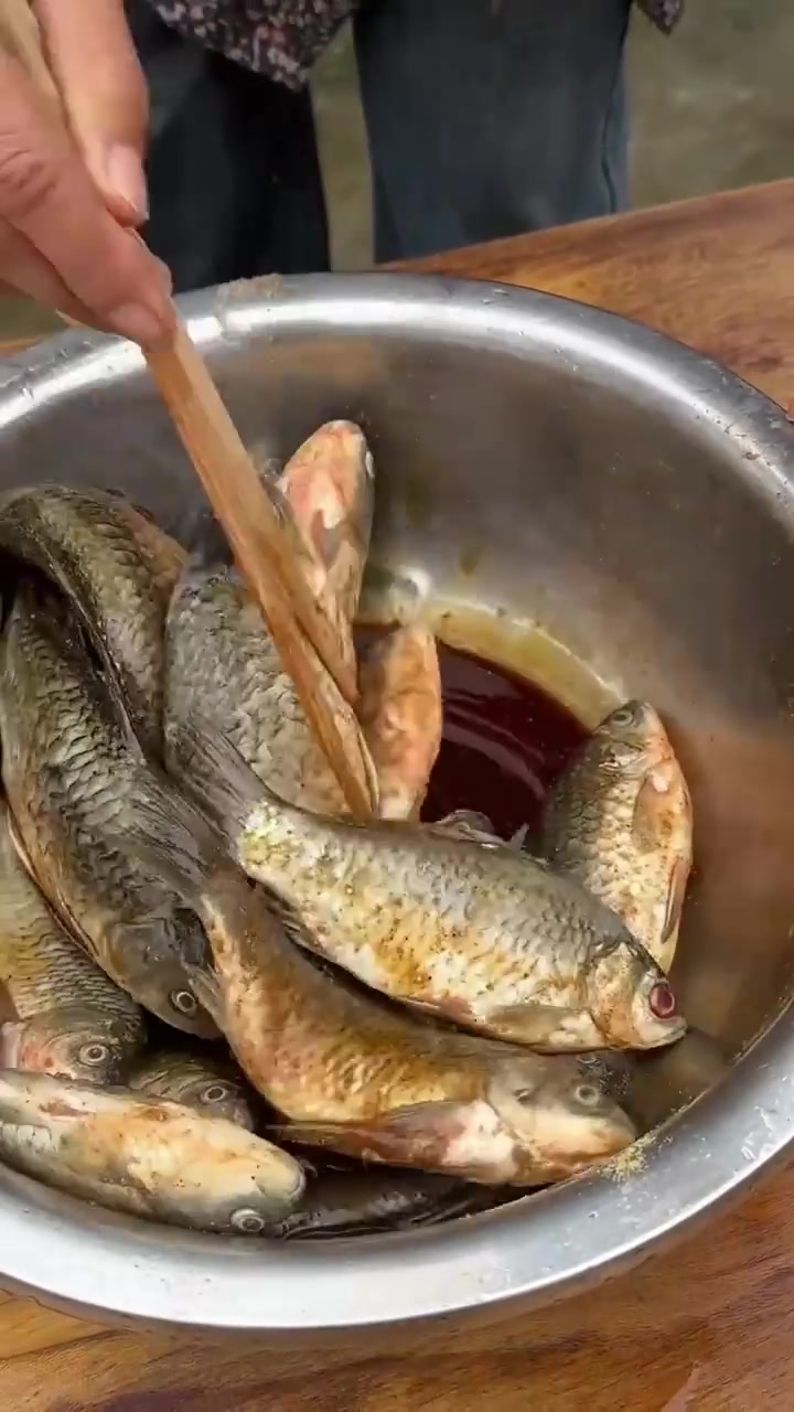 今天做的红烧鲫鱼汤,贴的八合面饼子,分享我们的真实生活,希望大家多多支持