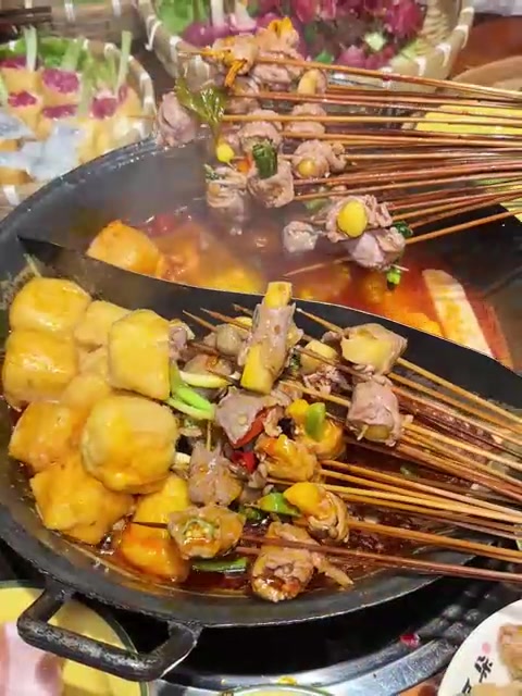 南宁新开的牛肉串串自助火锅，阿姨现串好有烟火气