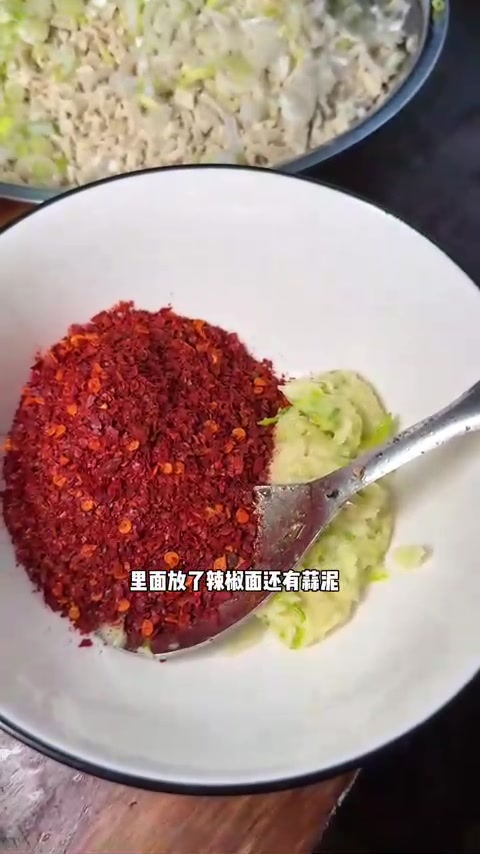 甘肃媳妇包饺子,手擀皮扎实,两种家常馅风味,烟火气全在一盘里