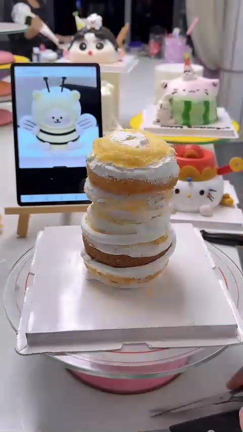 可爱小蜜蜂造型蛋糕制作教程