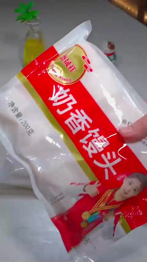 年夜饭黄金小馒头，外酥里嫩蘸炼乳太香了