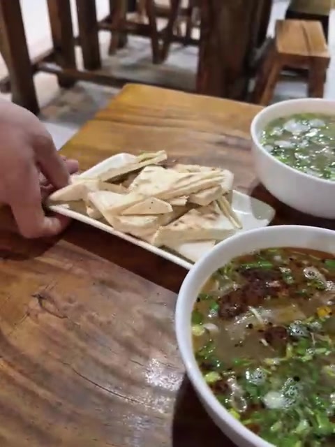 济宁街边烟火气清真羊汤馆，喝羊汤调羊脑