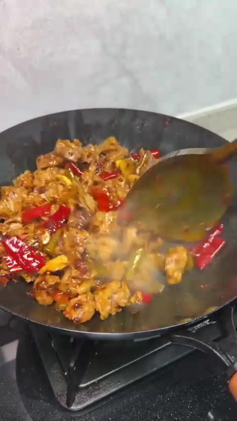 周末啦，炖个泡椒牛肉吃火锅，香得很！