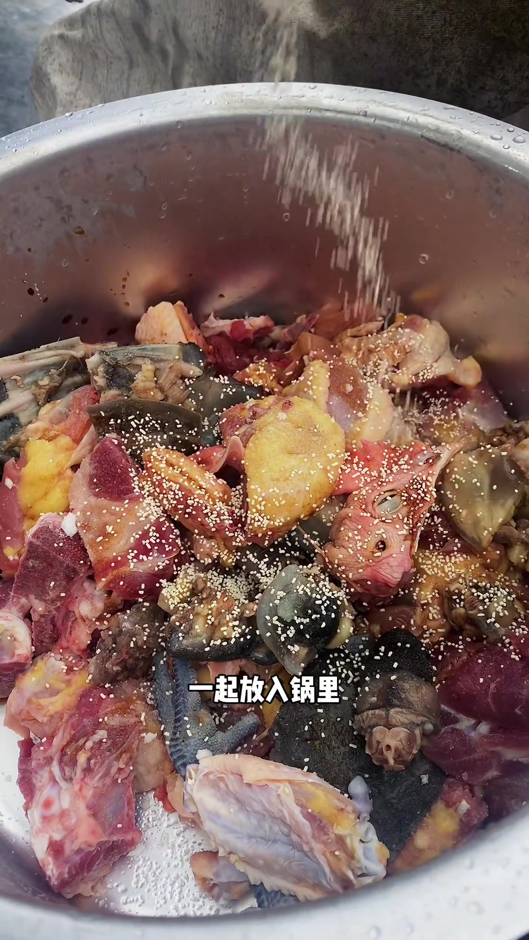 今天教大家做一道汤鲜肉嫩的甲鱼炖鸡,味道那叫一个～妙