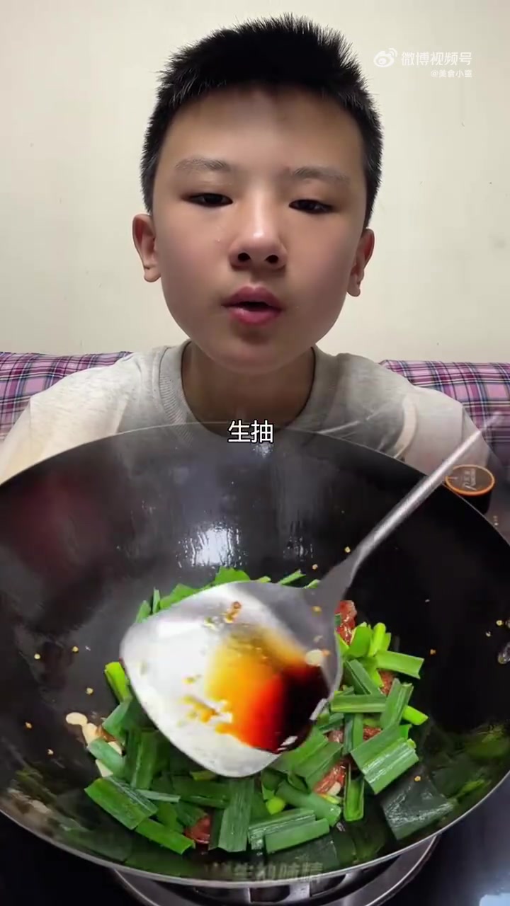好吃又下饭的蒜苗炒腊肠给家人做起来#蒜苗炒腊肠