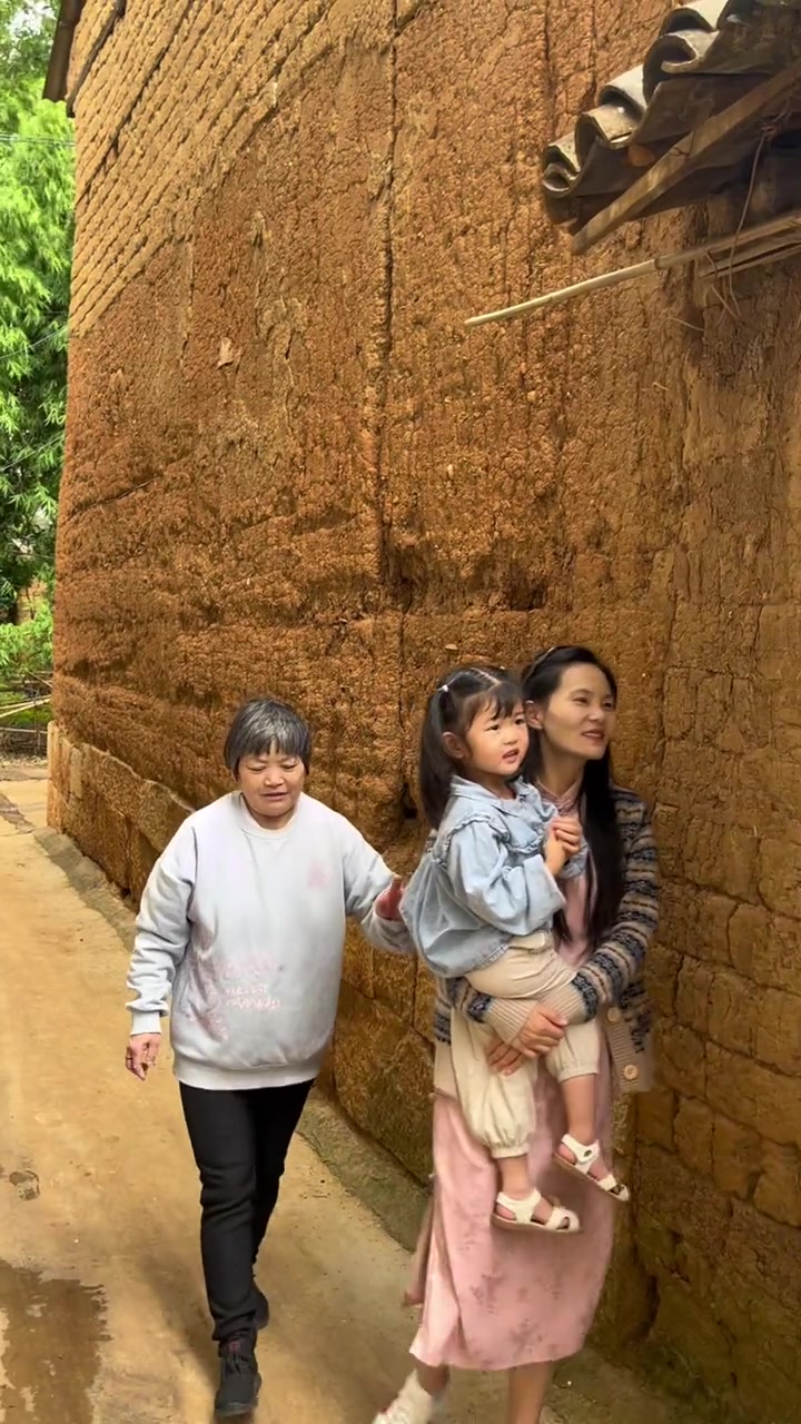 我和婆婆的云南之旅。来云南两天了,婆婆跑景区说有点累,今天我们就在民宿旁边参观下老宅子。小