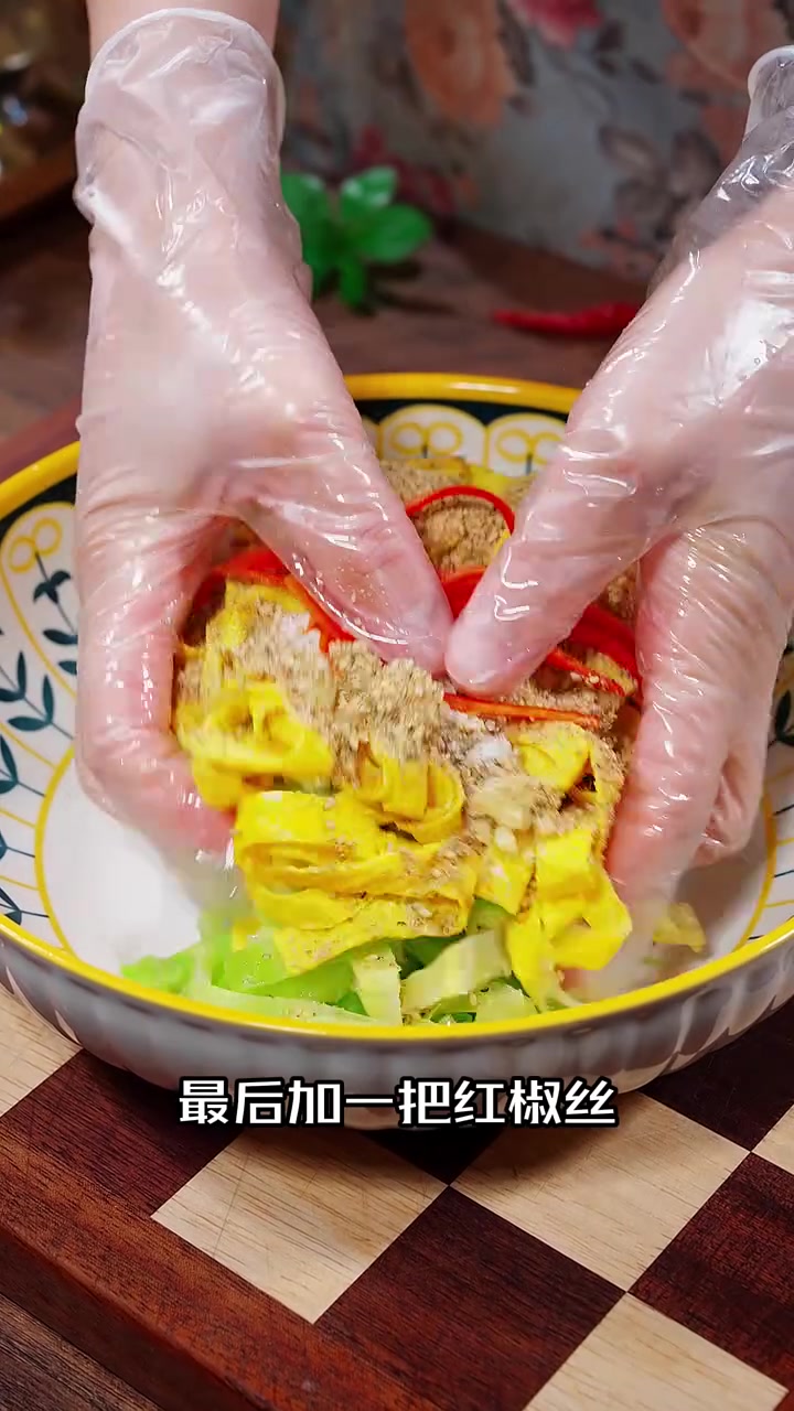 大家注意看，把包心菜和鸡蛋一起拌一拌，没想到这么好吃，鸡蛋软嫩劲道，而包心菜呢，则清甜爽脆