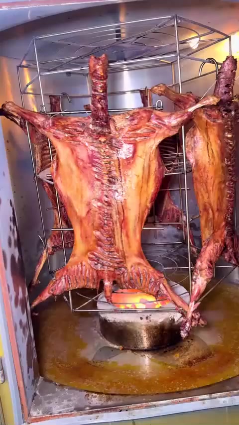 宁夏滩羊烤全羊套餐，含羊汤锅和配菜凉菜