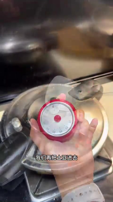 冬天老少皆宜的红烧排骨炖土豆，土豆糯糯超好吃