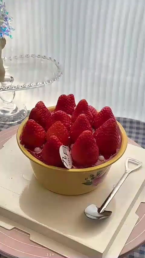 沉浸式做动物奶油草莓蛋糕
