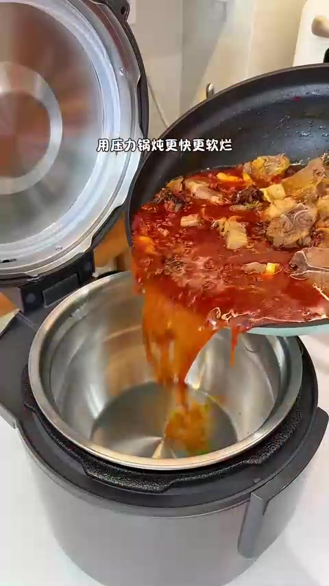 做饭家里小学生吃晚餐