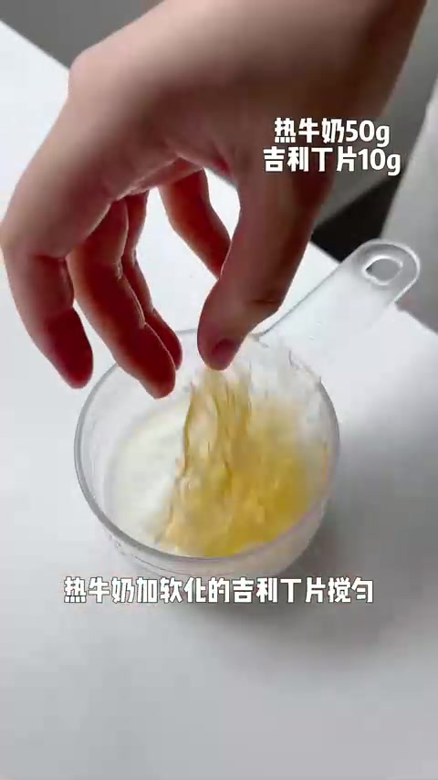 草莓季来啦！赶紧安排一个酸酸甜甜，入口即化的草莓慕斯蛋糕
