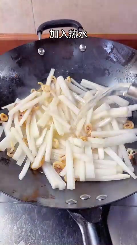 冬吃萝卜夏吃姜，这样做的鱿鱼丝萝卜汤，汤汁鲜甜美味太好喝了