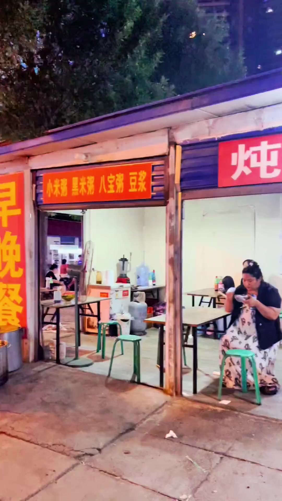 门头炖肉胡辣汤，锅里不见一片肉