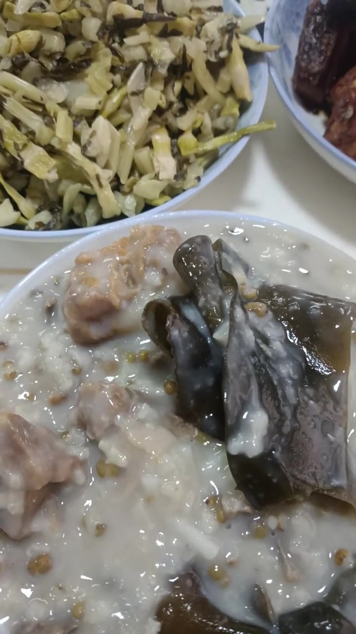 说想吃腊八粥，婆婆立马就煮，腊排骨真香