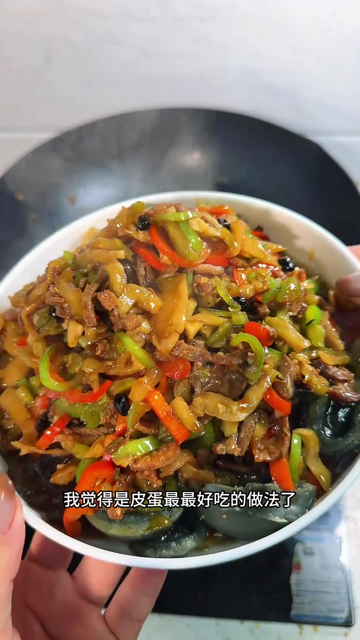 脆爽的榨菜丝,配上浓郁的皮蛋～哎呀香的呀～#这是真正的硬菜 #榨菜肉丝盖皮蛋 #炒皮蛋 #