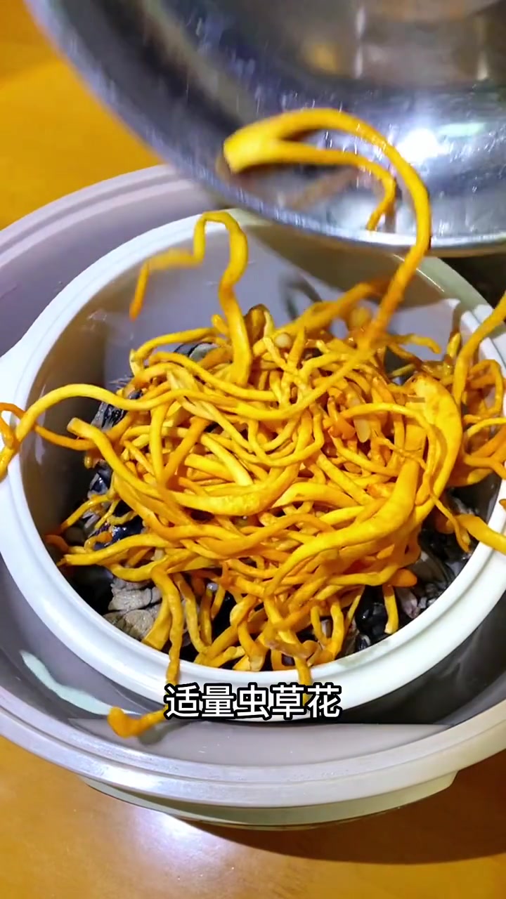 今天炖虫草花乌鸡汤，汤鲜味美老人小孩都爱喝#悦动生活季#