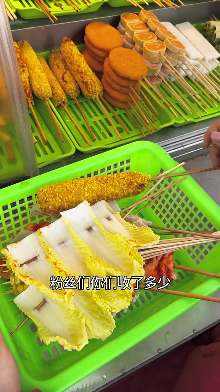 艺一请小妹妹吃烤串,最后哥哥买单 #喜爱度激励计划 #小孩子的快乐很简单 #吃烧烤 #开学