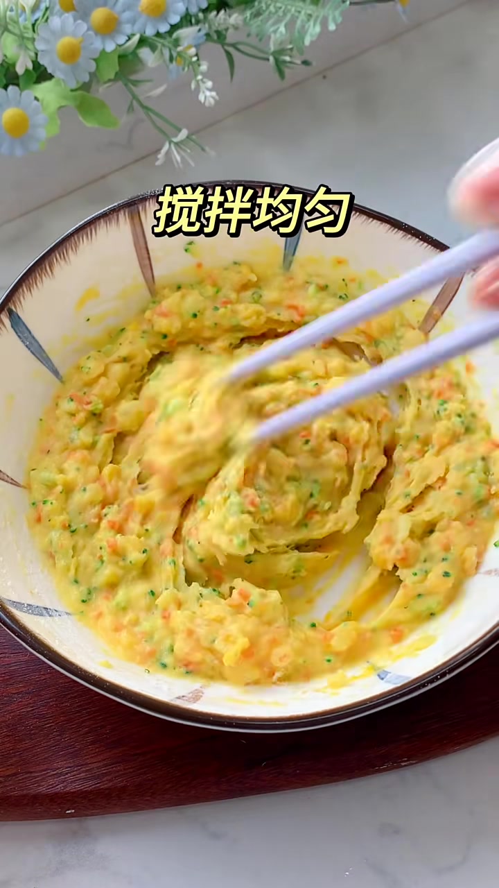 家里只剩土豆了，那就给宝宝做个土豆时蔬饼吧，香甜软糯，做法简单又营养