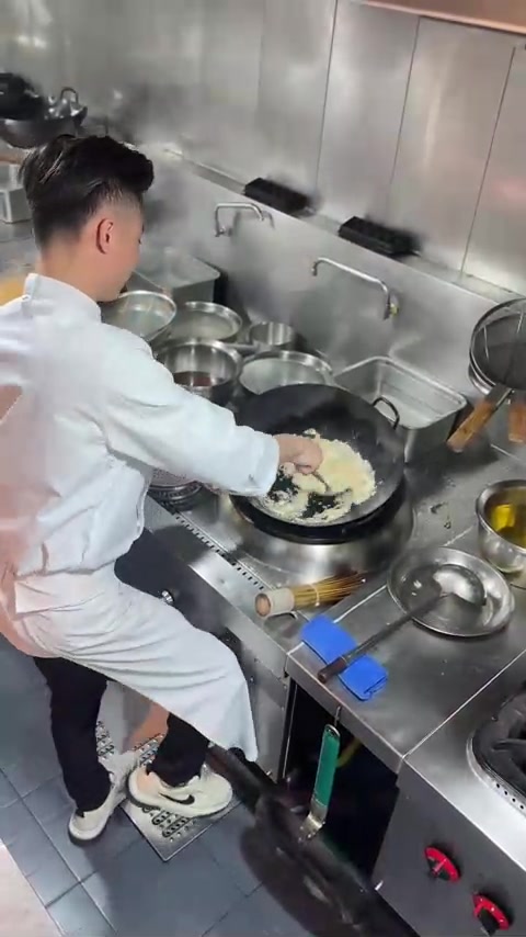 00后粤菜师傅做利苑瑶柱蛋白炒饭，配带子黑虎虾，白润锅气