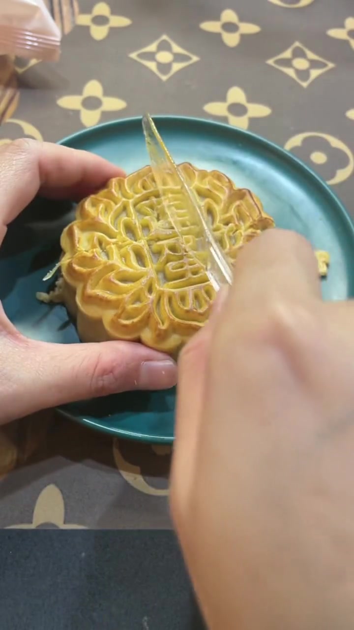 广式月饼不配刀叉，广东人直呼没灵魂