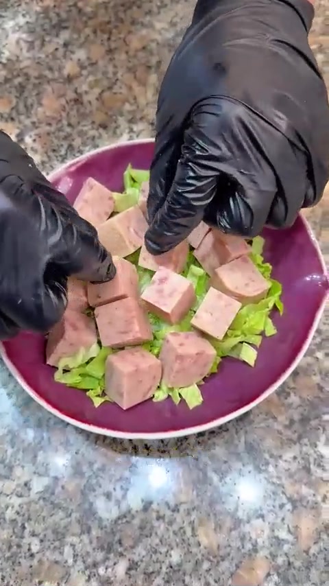 午餐肉花样摆盘教程，好看好吃还能打卡，火锅店手工菜教学