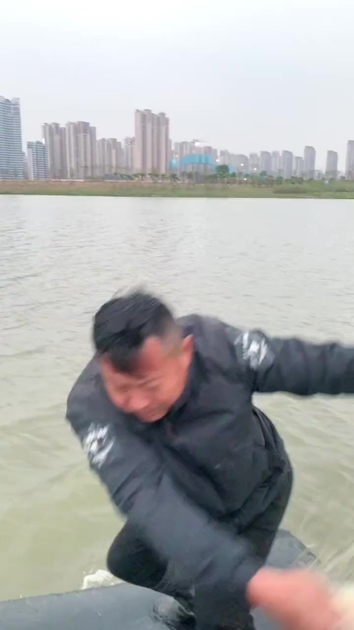 撒了两网根本吃不完,一网三条大草鱼一条鲤鱼,一网一条大白磷一条大花零几十斤罗非鱼,根本吃不