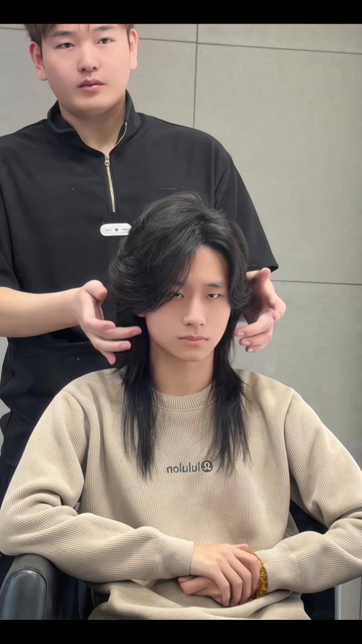 长发男,半扎狼尾鲻鱼头